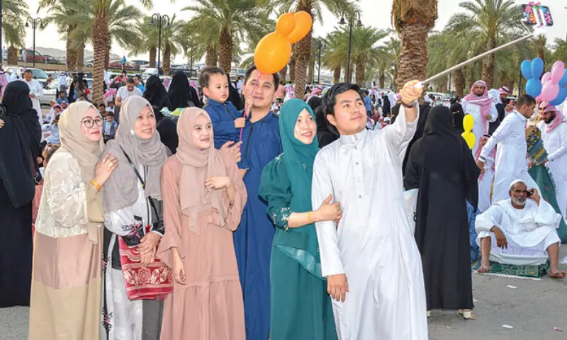 Eid celebrations in Mecca suburbs showcase traditional Arab culture