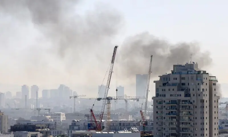 ایران کی اسرائیل پر تازہ حملوں کی لہر، صدر ٹرمپ کے مذاکرات کی خبریں جعلی قرار