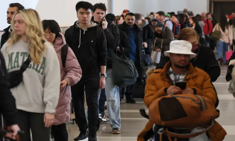 New York&rsquo;s LaGuardia airport faces second day of delays, cancellations