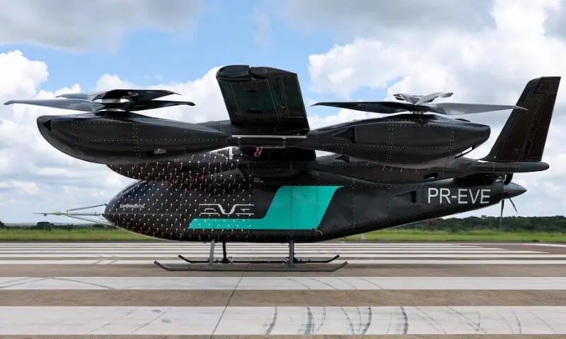  (گریپن طیارے کی رونمائی کے بعد ایمبریئر کا ایئر موبیلیٹی طیارہ رن وے پر) 