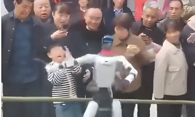 پرفارمنس کے دوران روبوٹ نے اچانک بچے کو تھپڑ جڑ دیا