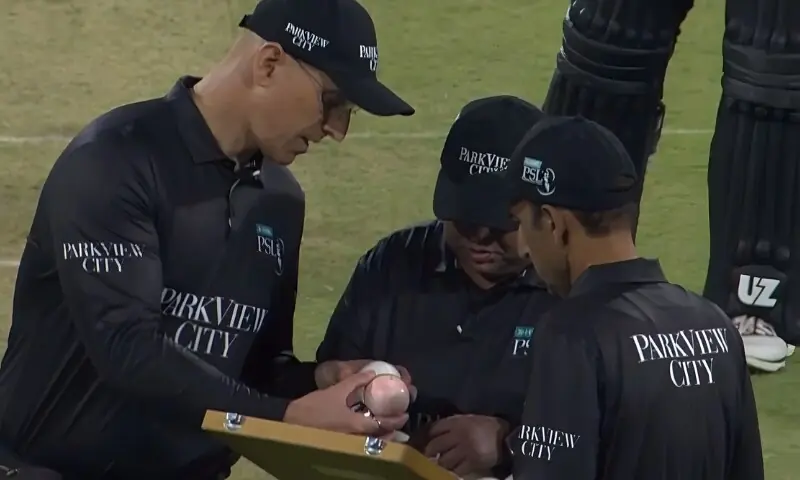 پی ایس ایل 2026 کا آغاز: پہلے ہی میچ میں سفید گیند ’گلابی‘ ہوگئی