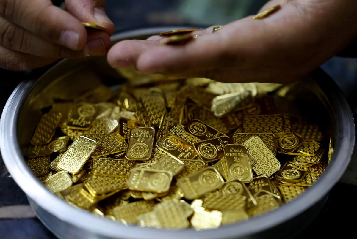 Gold price drops in local and international market