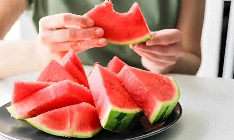 مارچ اور اپریل میں تربوز کا استعمال کتنا نقصان دہ؟ ماہرین کی وارننگ