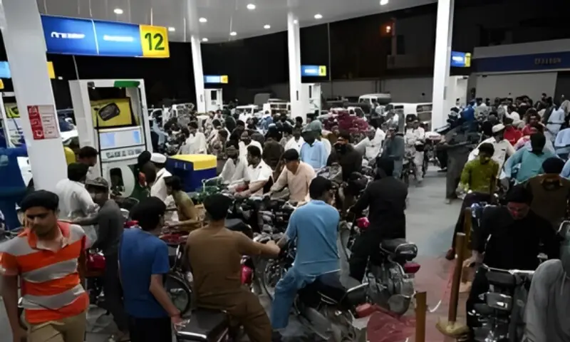 عالمی منڈی میں تیل کی قیمتوں کا بوجھ صارفین پر ڈالنے کا منصوبہ زیرِ غور