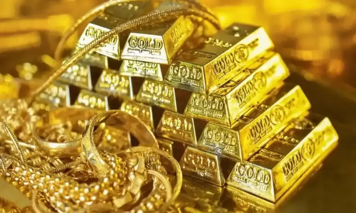 Gold surges in Pakistan, tracks global rally