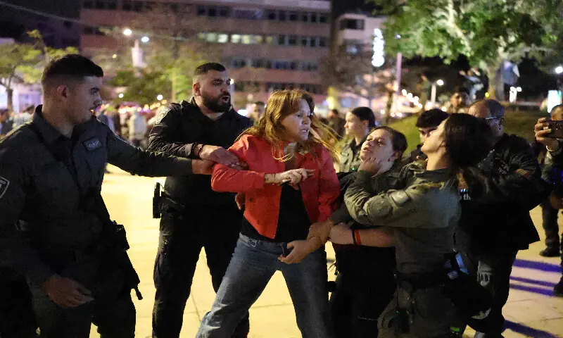 Hundreds of Israelis protest against war, clash with police