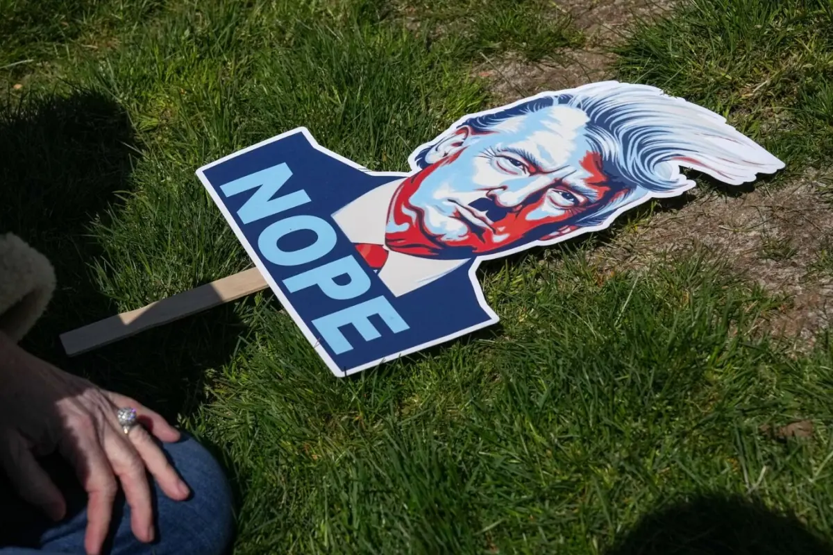 &rsquo;نو کنگز&lsquo; احتجاج کے دلچسپ سائن بورڈز