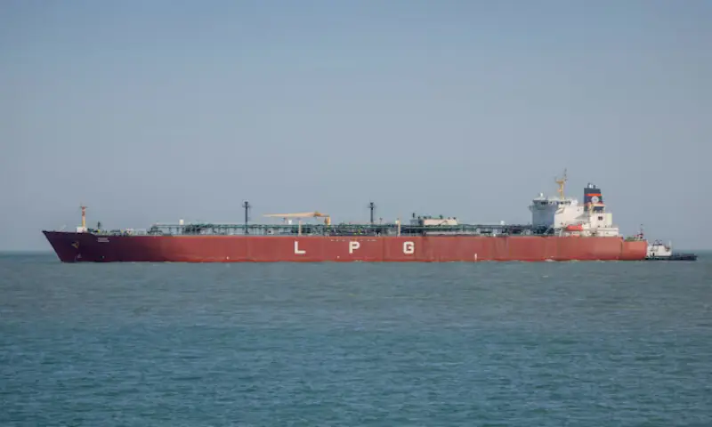 Giant oil tanker off Dubai hit by Iranian strike