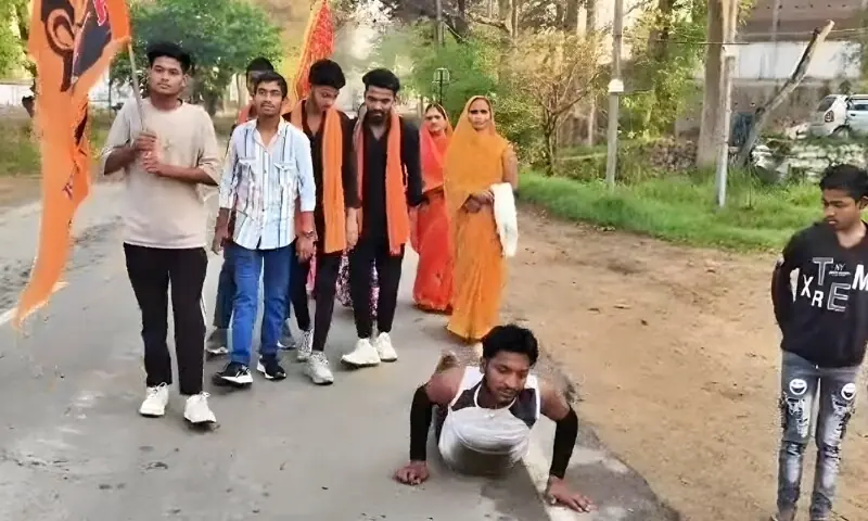 طلاق کا انوکھا جشن، شکرانے کی منت کے لیے لیٹ کر 9 کلومیٹر کا سفر