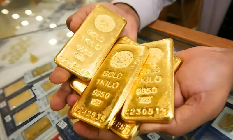 سونے کی عالمی قیمتوں کو بڑا جھٹکا: پاکستان میں سونا ہزاروں روپے سستا
