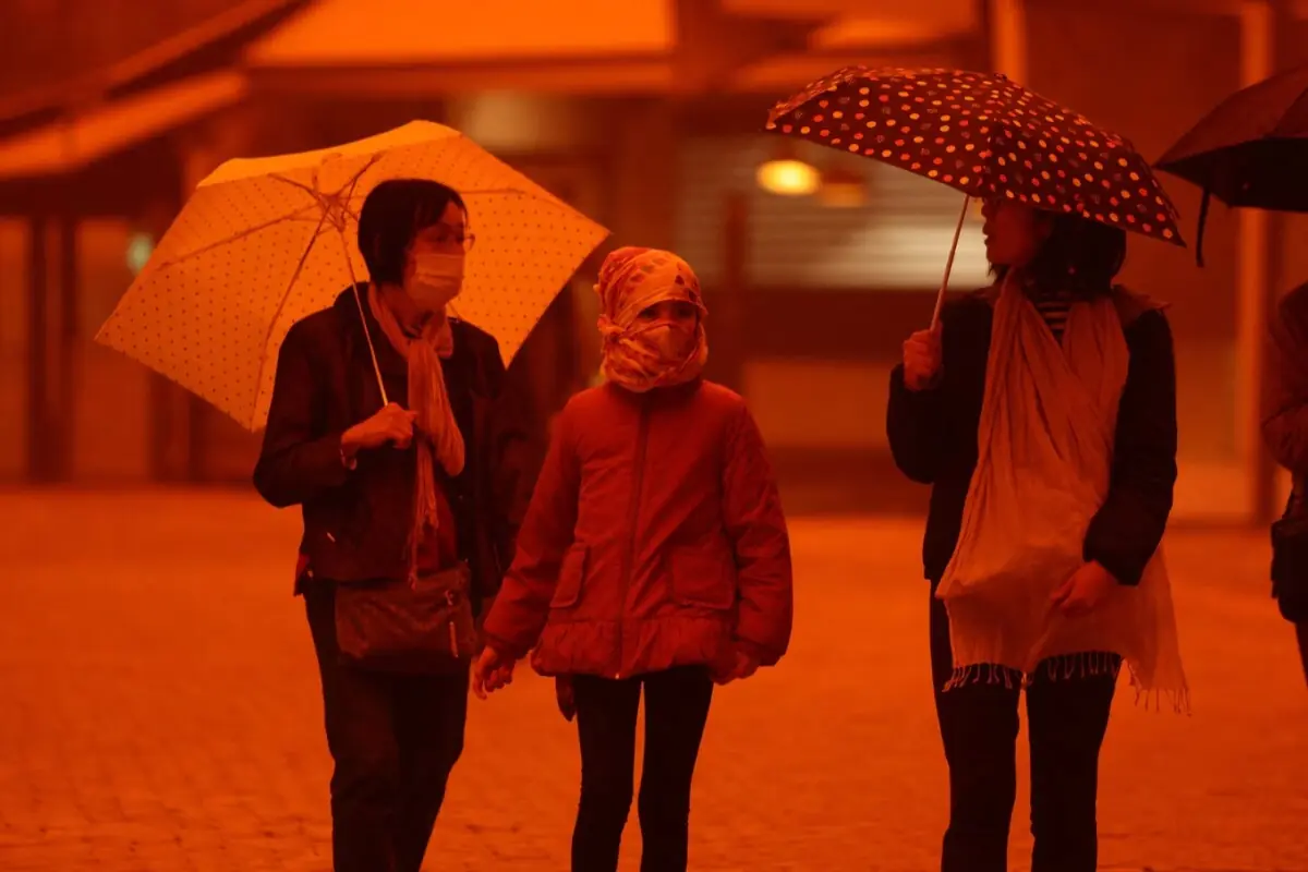 یونانی جزیرہ نارنجی دھول کی لپیٹ میں