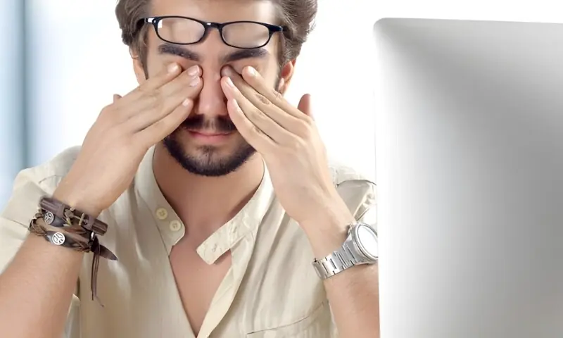 موبائل اور لیپ ٹاپ سے آنکھوں کی جلن؟ 20-20-20 اصول سے سکون پائیں