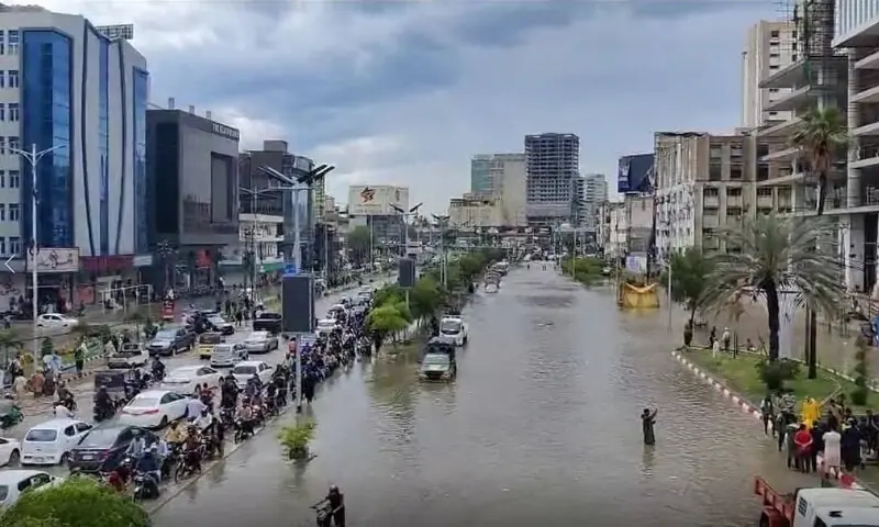 کراچی میں موسلا دھار بارش، سڑکیں زیرِ آب، مختلف حادثات میں 4 افراد جاں بحق