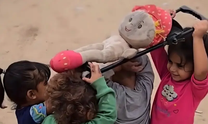 غزہ میں گڑیا کا جنازہ: جنگ کے اثرات معصوم بچوں تک پہنچ گئے