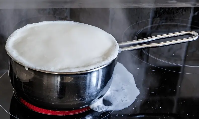 گرمی میں دودھ جلد پھٹ جاتا ہے؟ یہ آسان طریقے آزمائیں