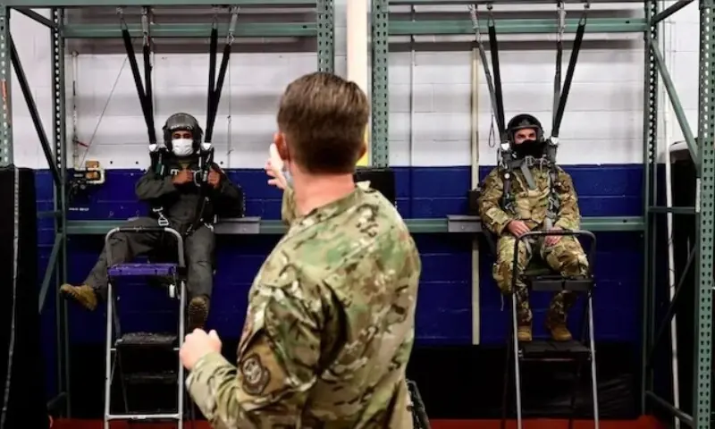 ایران میں موت کو شکست کی کوشش: امریکی پائلٹس زندہ بچنے کے لیے کیا طریقہ اپنا رہے ہیں