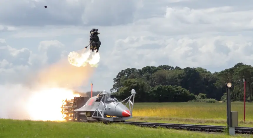 پائلٹ کے جہاز سے ایجیکٹ کرنے کا منظر