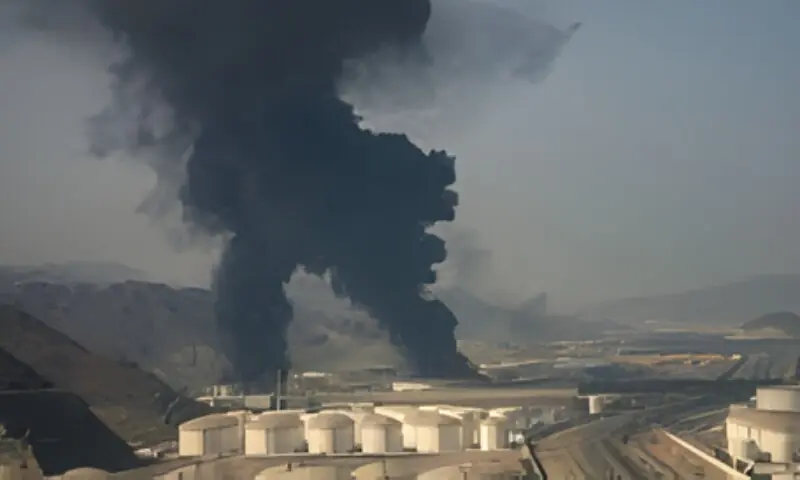 خلیجی ممالک میں اہم تنصیبات ایرانی ڈرونز کے نشانے پر، سرکاری عمارت میں آگ بھڑک اُٹھی