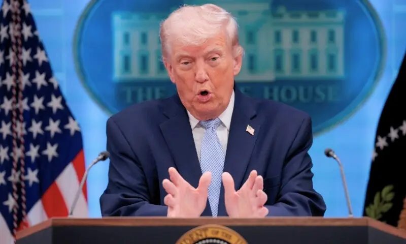 آبنائے ہرمز سے گزرنے والے جہازوں سے امریکا ٹیکس لے گا: ٹرمپ