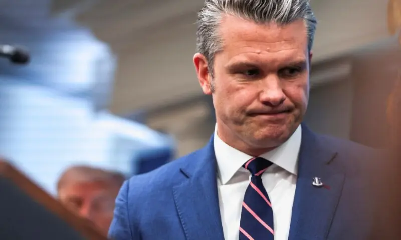 پریس کانفرنس کے دوران عجیب آواز: امریکی وزیرِ دفاع پیٹ ہیگستھ مذاق کا نشانہ بن گئے