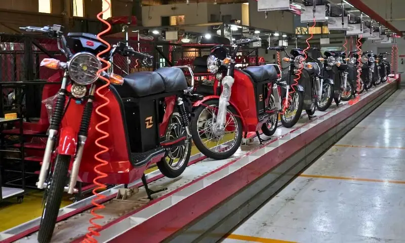 مہنگا پیٹرول اور قلت کا ڈر: پاکستان میں الیکٹرک بائیکس کی مانگ میں ریکارڈ اضافہ