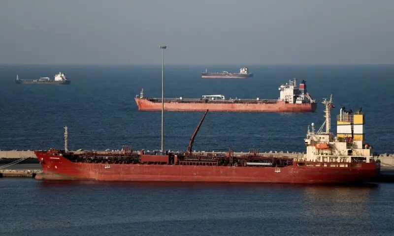 آبنائے ہرمز پر امریکی ناکہ بندی کے باوجود مذاکرات کی امید میں تیل سستا