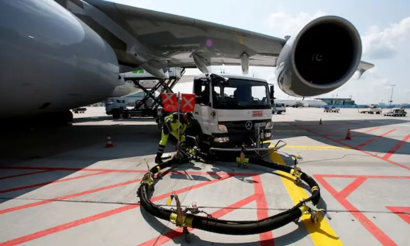 آبنائے ہرمز کی بندش: جیٹ فیول بحران سے یورپی ایئرلائنز مشکلات میں آ گئیں