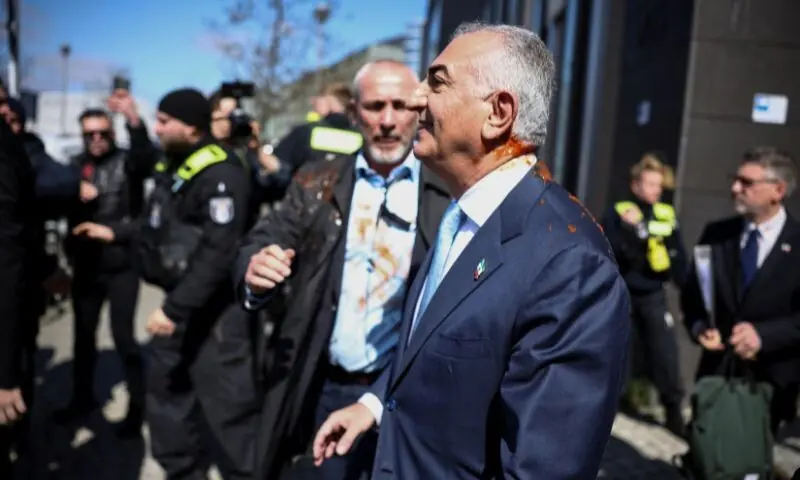 ایران جنگ کی حمایت؛ رضا پہلوی پر مشتعل شخص نے سرخ رنگ پھینک دیا