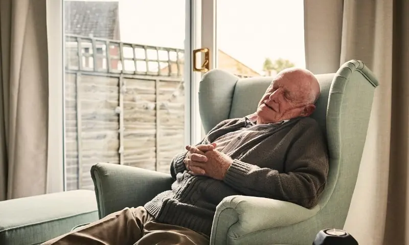 بزرگوں کا دن میں زیادہ سونا، محض تھکن یا موت کی دستک؟ جدید تحقیق کے حیران کن انکشافات