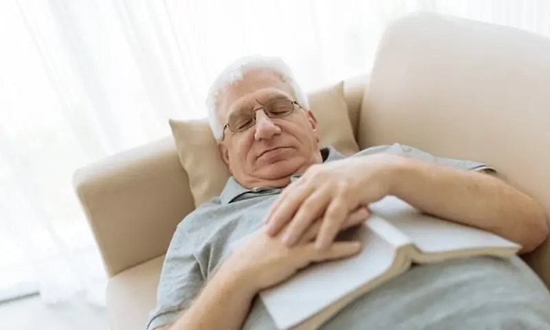 بزرگوں کا دن میں زیادہ سونا، محض تھکن یا موت کی دستک؟ جدید تحقیق کا حیران کن انکشاف