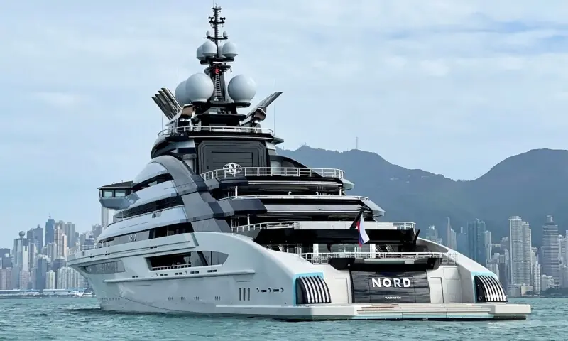 روسی سُپر یاٹ نے امریکی ناکہ بندی توڑ دی: آبنائے ہرمز سے بحفاظت گزرنے پر عالمی میڈیا میں ہلچل