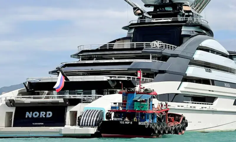 Russian billionaire&rsquo;s superyacht crosses Strait of Hormuz