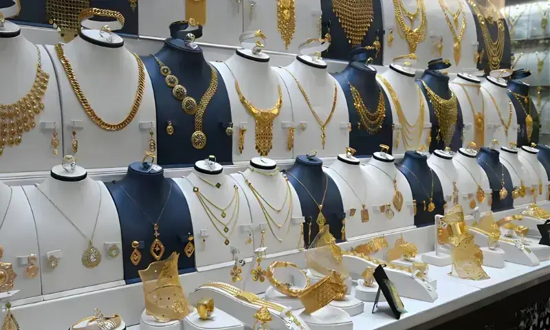 Gold prices plunge in Pakistan amid global decline