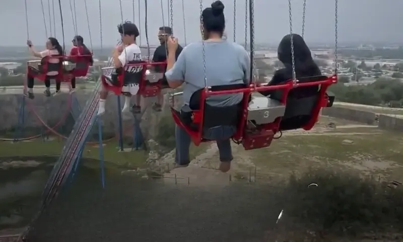 جھولا جھولتے موبائل فون کے استعمال نے درجنوں افراد کی جان مشکل میں ڈال دی