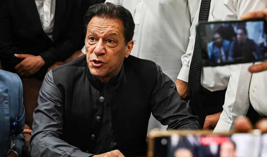 عمران خان کا ایکس اکاؤنٹ بند کرنے کے لیے دائر درخواست سماعت کے لیے مقرر