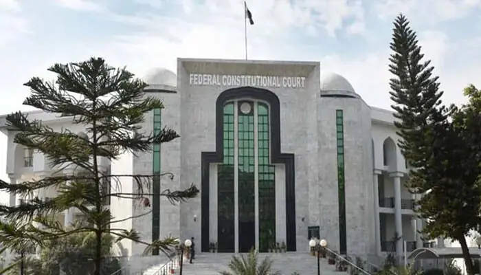 وفاقی آئینی عدالت نے مقررہ مدت کے اندر فیصلہ نہ سنانا قانون کی خلاف ورزی قرار دے دیا