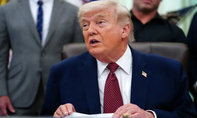 Trump&rsquo;s approval rating hits new low as poll shows rising economic concerns
