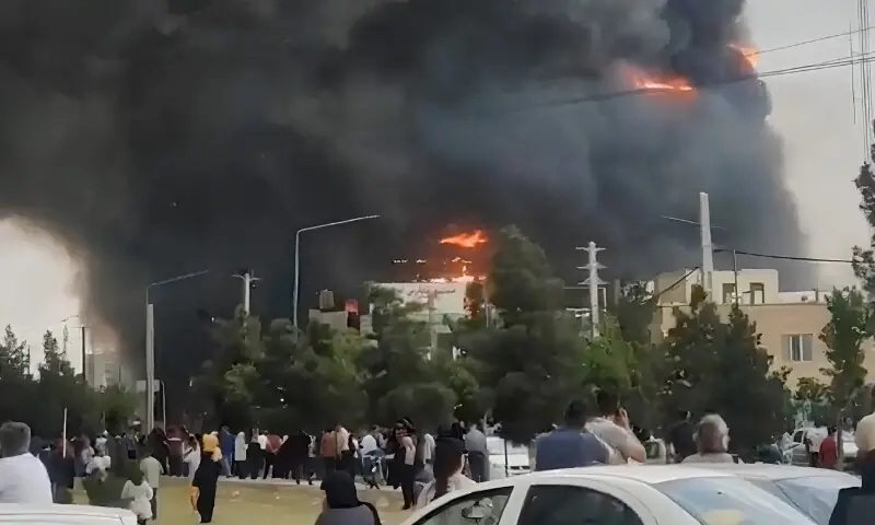 ایران میں شاپنگ سینٹر میں خوفناک آگ بھڑک اُٹھی،8 افراد جاں بحق