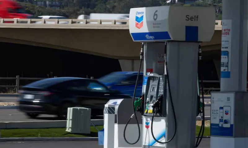 US gasoline prices top $4.50 a gallon as summer driving season nears