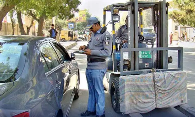 ٹریفک جرمانوں میں بڑی کمی، قید کی سزائیں ختم: گورنر پنجاب نے بل منظور کرلیا