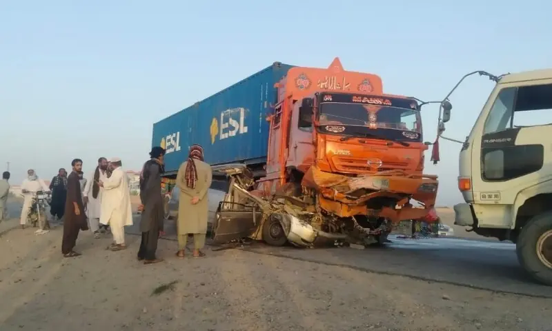 دالبندین میں تیز رفتار ٹریلر گاڑی پر چڑھ گیا، 11 افراد جاں بحق