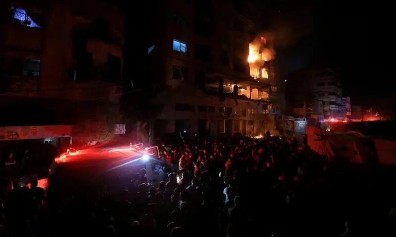  اسرائیلی فضائی حملوں کے بعد غزہ سٹی میں رہائشی اپارٹمنٹ میں آگ بھڑک اٹھی/ تصویر رائٹرز 