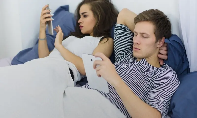 بچوں کی پیدائش میں عالمی کمی: اسمارٹ فون دنیا کو کیسے ویران کر رہا ہے؟