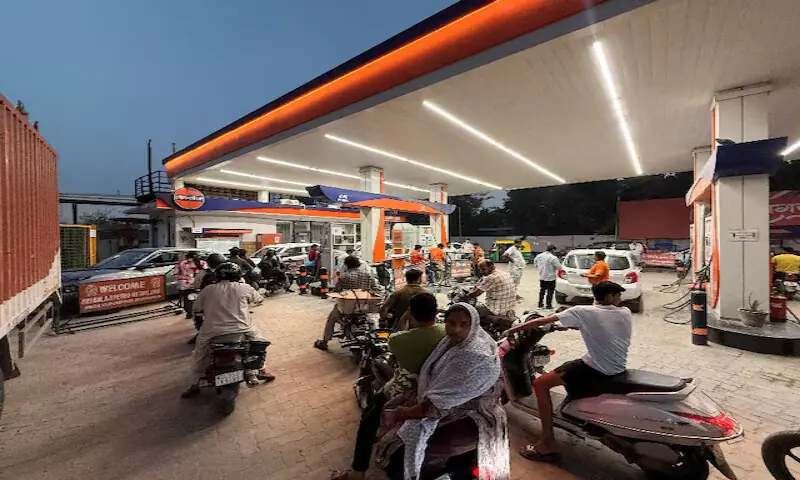 Indian retailers raise fuel prices again in response to Iran war