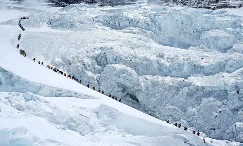 275 climbers conquer Everest in a single day, breaking all records