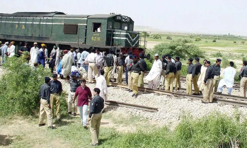 کوئٹہ میں خودکش دھماکا اور شدید فائرنگ، ٹرین پٹڑی سے اُتر گئی