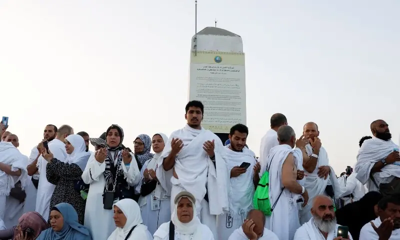 مناسکِ حج کا آغاز: لاکھوں عازمینِ حج میدانِ عرفات میں موجود