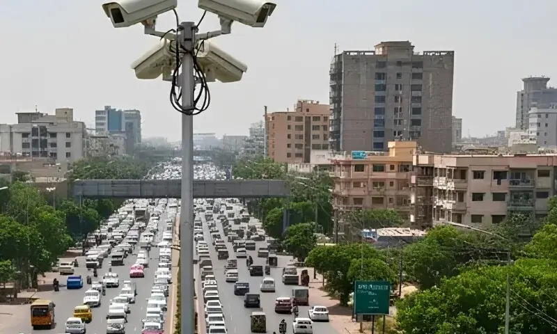 کراچی: شارع فیصل پر آج سے لین کی خلاف ورزی پر ای چالان نافذ کردیا گیا ہے