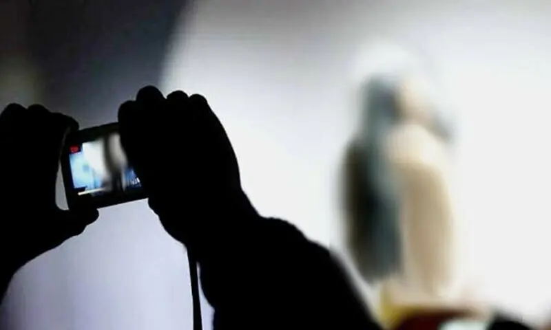بلدیہ ٹائون سے خاتون کی نازیبا ویڈیوز بنانے والا ملزم گرفتار بلدیہ ٹائون سے خاتون کی نازیبا ویڈیوز بنانے والا ملزم گرفتار